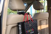 Автомобильный крючок для пакетов